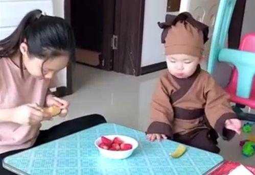 萌娃吃哈密瓜搞笑视频